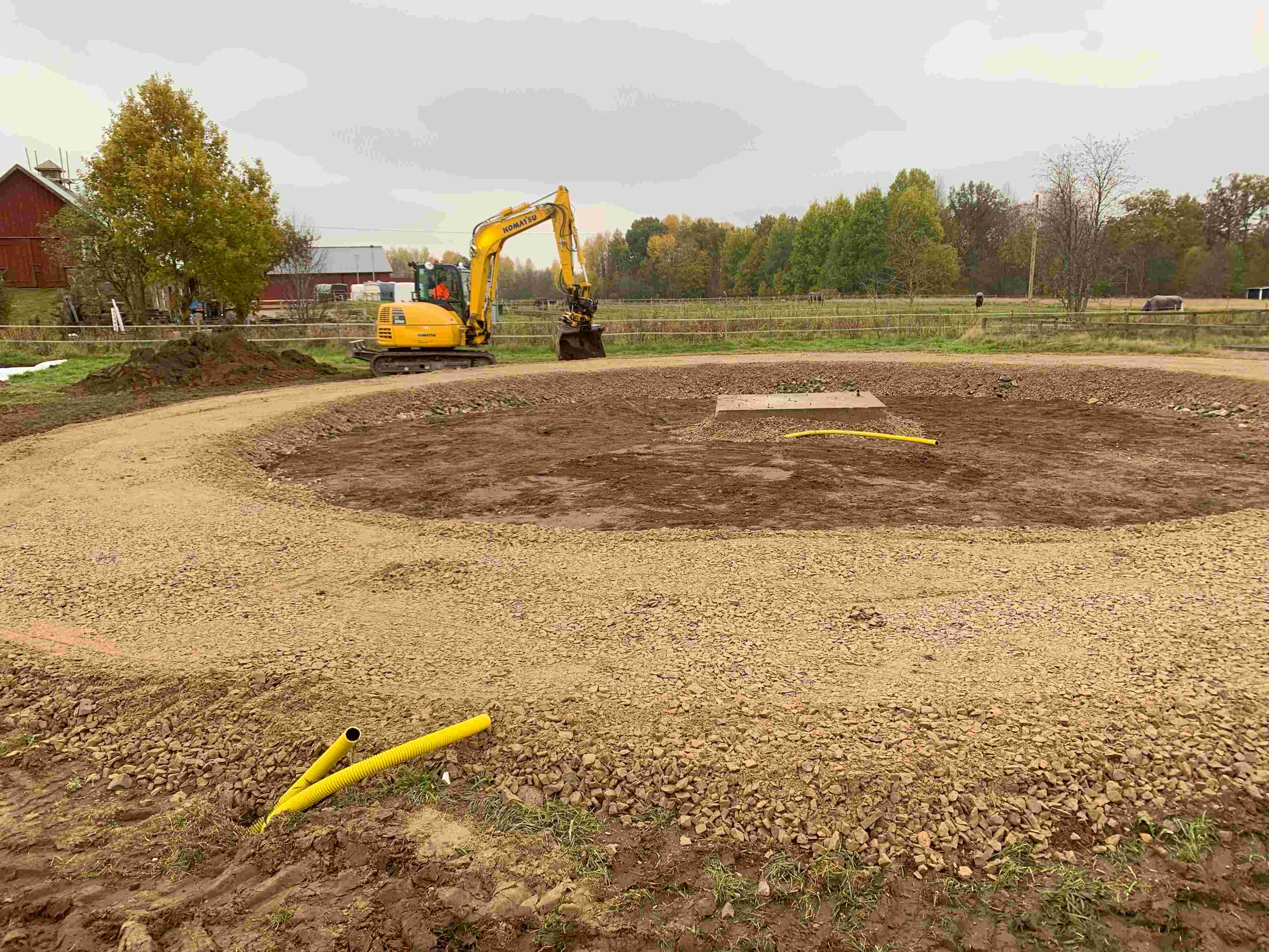 Markarbete med grävmaskin vid anläggning av grusyta