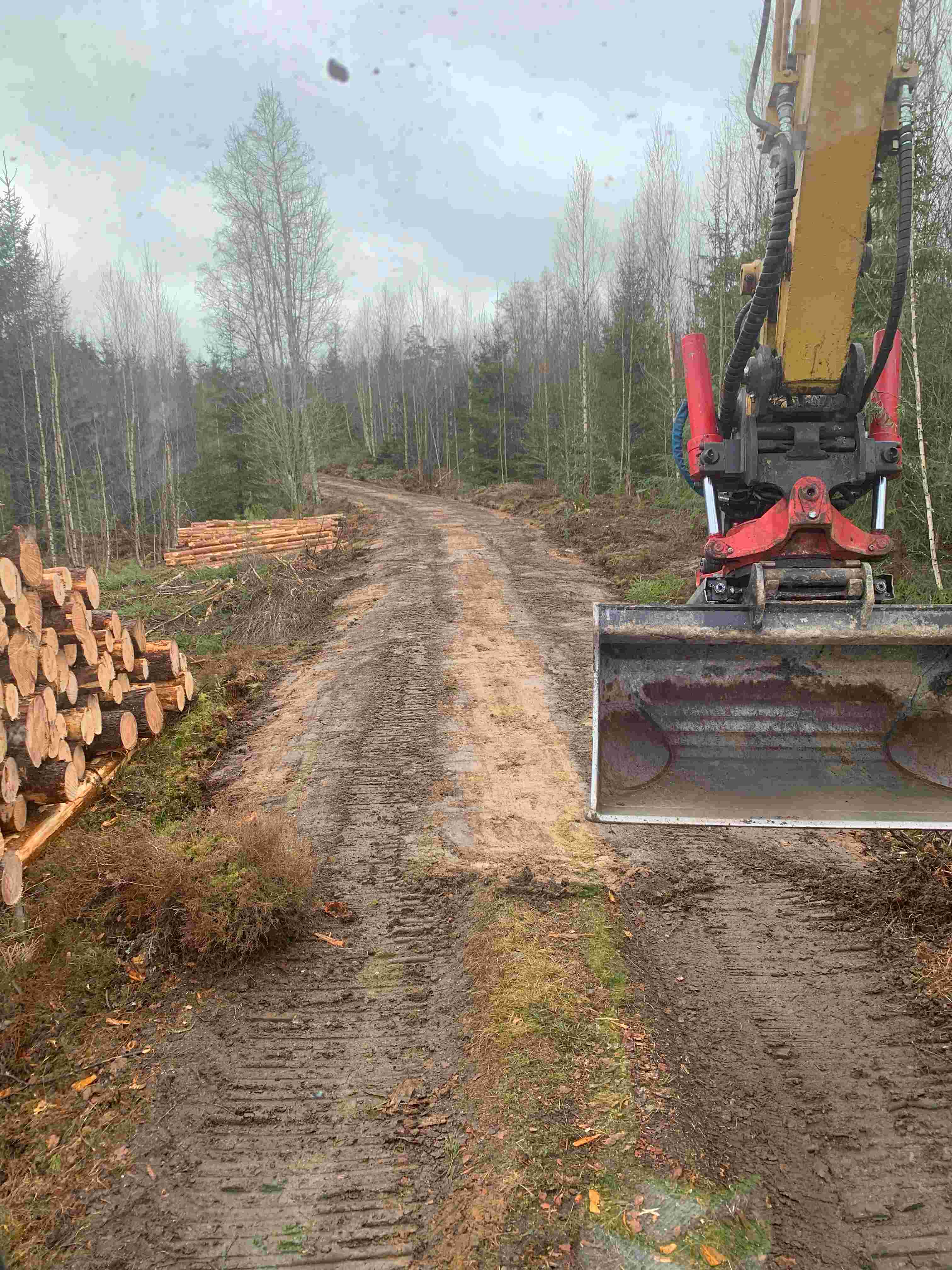 Grävmaskin på skogsväg under markarbete